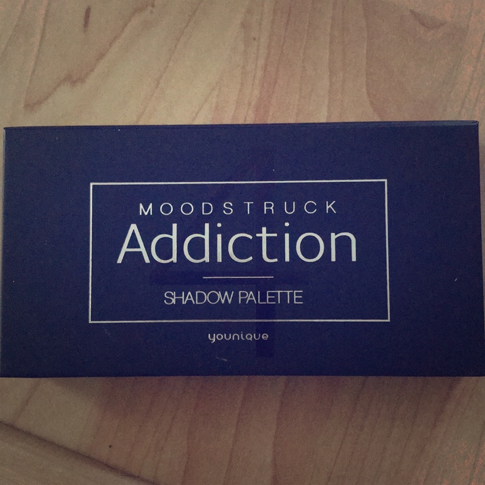 Younique Moodstruck eyeshadow palette 4
